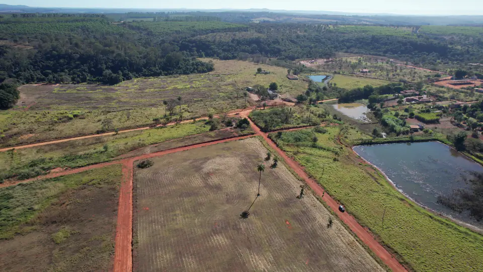 Vista aérea real das quadras demarcadas ao lado da lagoa