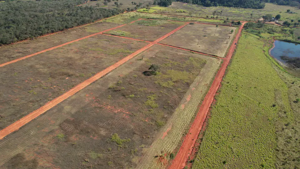 Vista aérea real das ruas abertas do loteamento