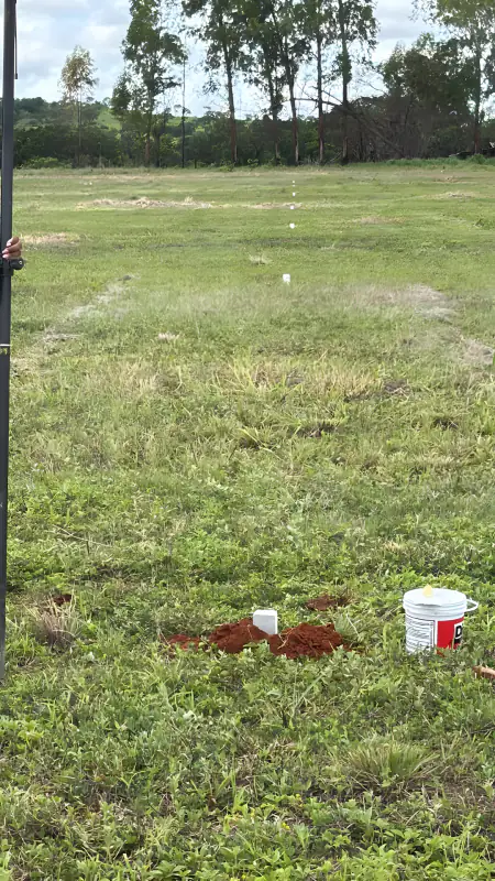 Foto real de um marco de lote no terreno